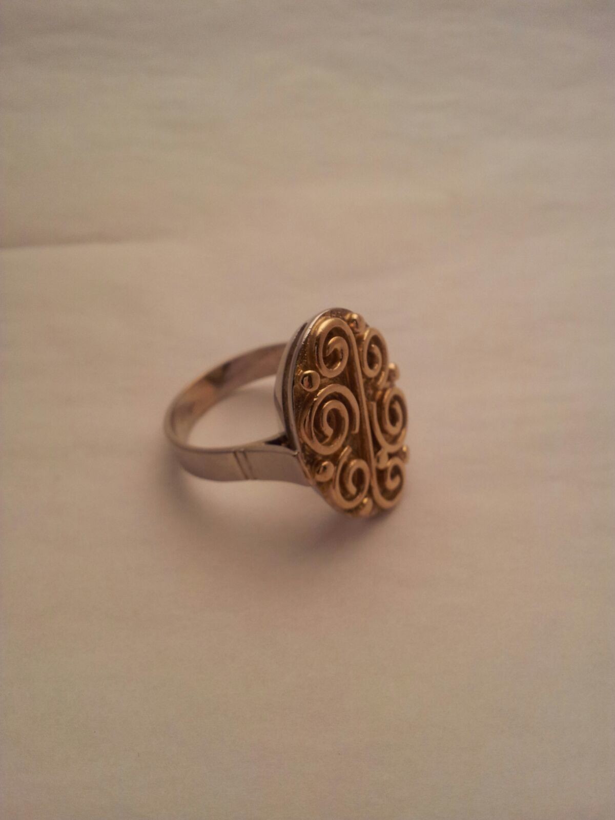 Anello in Oro 18 kt bianco e giallo con decorazione in stile Barocco