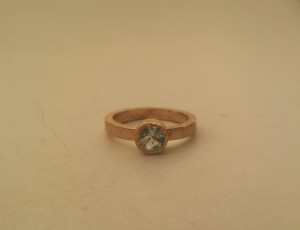 Anello Semplice con castone circolare, montatura effetto grezzo e acquamarina
