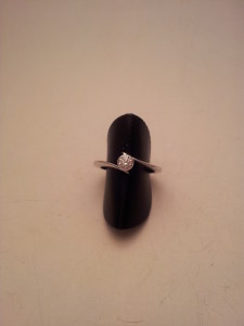 Solitario con montatura Abbraccio in oro bianco e diamante
