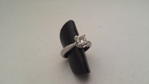 Solitario artigianale in oro bianco effetto grezzo e Diamante