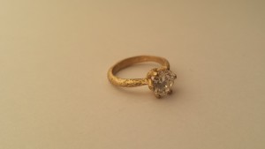 Solitario artigianale in oro giallo con montatura effetto grezzo e Diamante
