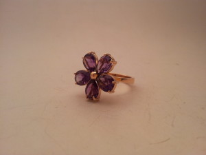 Anello fiore Viola versione oro rosa e con cinque ametiste a forma di petalo