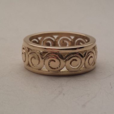 Anello a fascia con lavorazioni Spirali nella sua versione in oro giallo da 18 kt