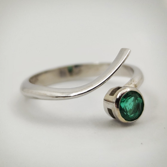 Anello solitario Abbraccio in oro bianco e smeraldo