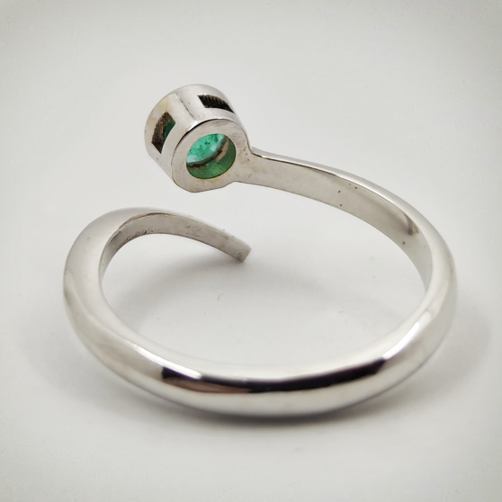 Anello solitario Abbraccio, castone