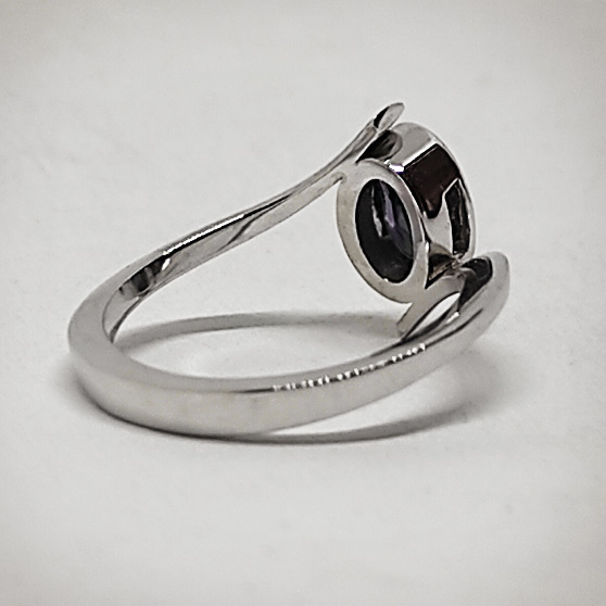 Anello di fidanzamento Abbraccio, in oro bianco e zaffiro, particolare del retro del castone