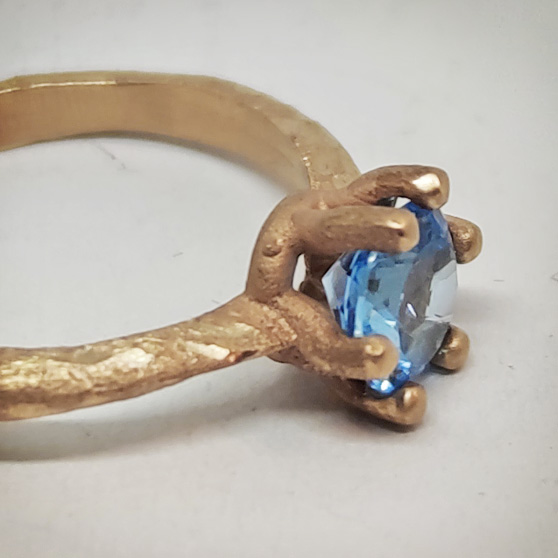 Anello artigianale Materia in oro grezzo e topazio