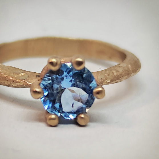 Anello artigianale con topazio, dettaglio del castone a 6 griffes