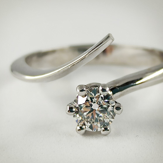 Anello solitario Abbraccio in oro bianco e diamante