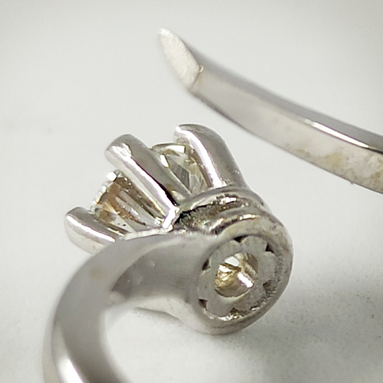 Anello solitario in oro bianco e diamante, dettaglio del dietro del castone