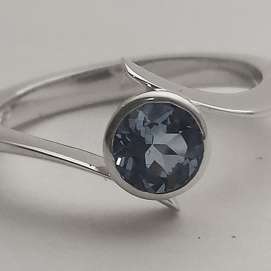 Anello solitario in oro bianco con acquamarina
