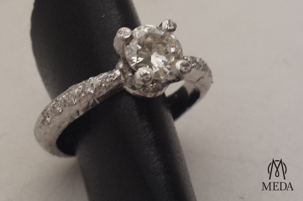 Anello in oro bianco con diamante su porta anello