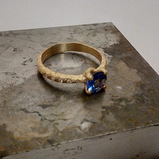 Anello solitario in oro giallo con pietra Tanzanite e diamantini