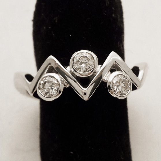 Anello Trilogy con tre diamanti montato su porta anelli