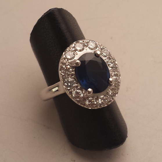 Anello con zaffiro in oro bianco su porta anello