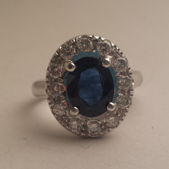 Anello con zaffiro riflesso in oro bianco