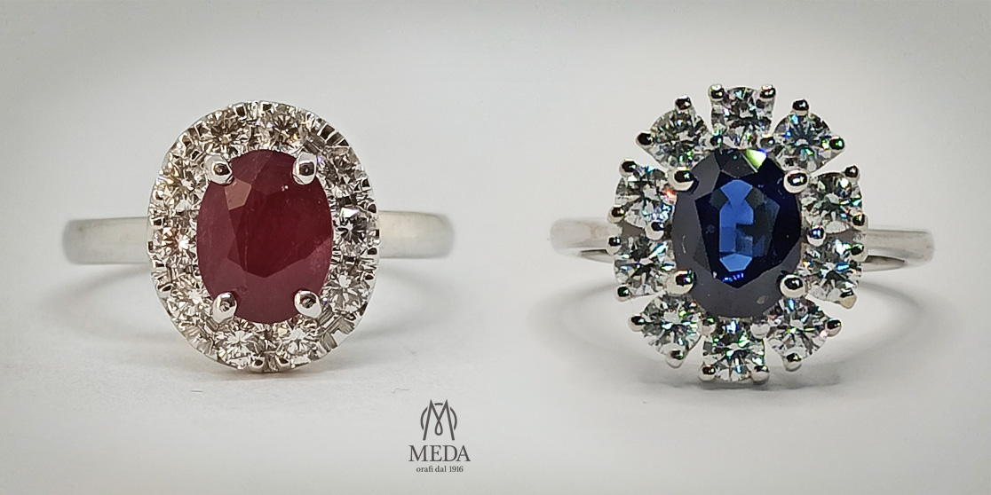 Due anelli di fidanzamento modello Kate in oro bianco, con zaffiro blu e rubino