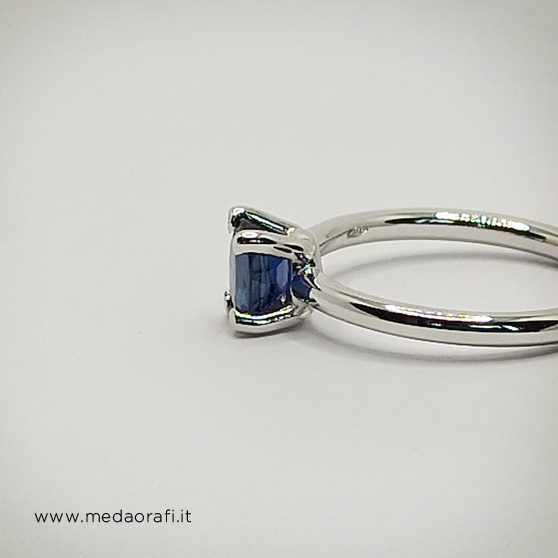Anello Minimal in oro bianco e zaffirodi lato