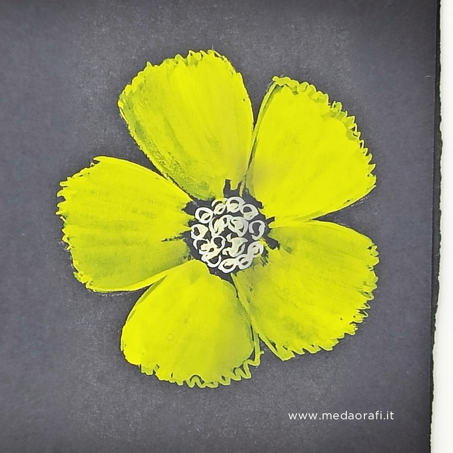 Il disegno di un fiore giallo realizzato da Mario Meda come studio di forme e stili per i suoi gioielli artigianali