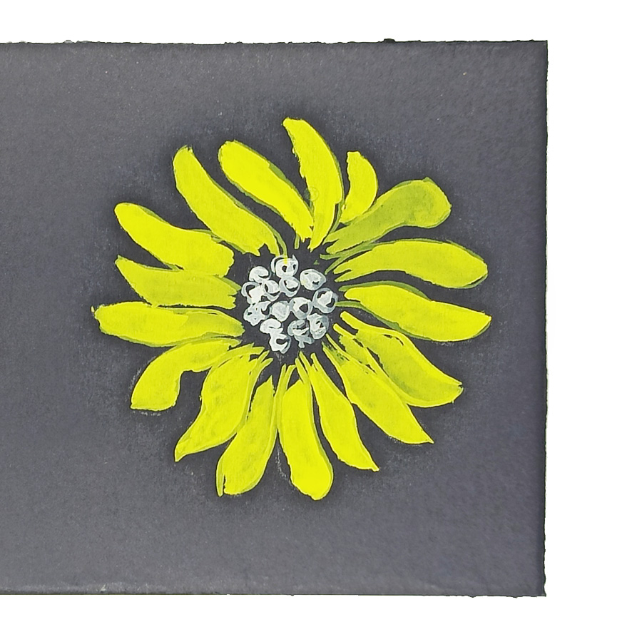 Il disegno di un fiore giallo realizzato da Mario Meda come studio di forme e stili per i suoi gioielli artigianali