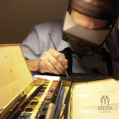 L'orafo Mario Meda mentre disegna ad aquerello un bozzetto per uno dei suoi gioielli