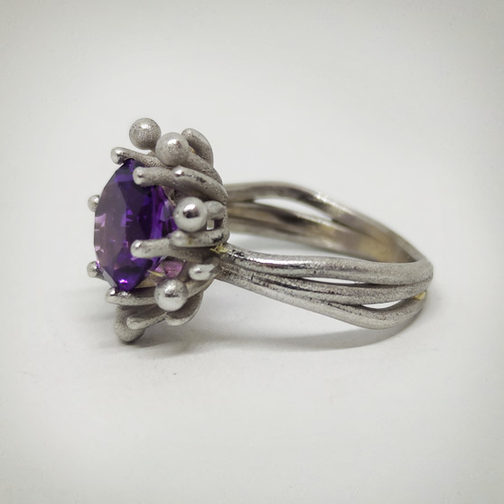 Anello anemone con ametista, vista laterale del gambo