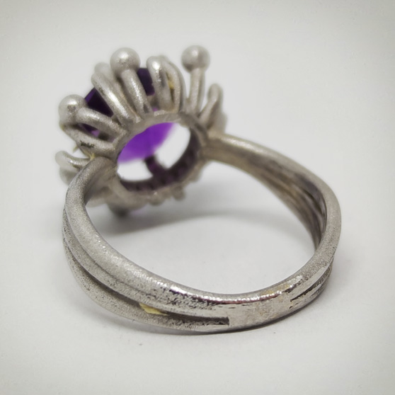 Anello anemone con ametista, vista posteriore del castone