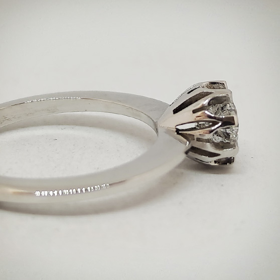 Anello in oro bianco modello Vintage, dettaglio laterale castone
