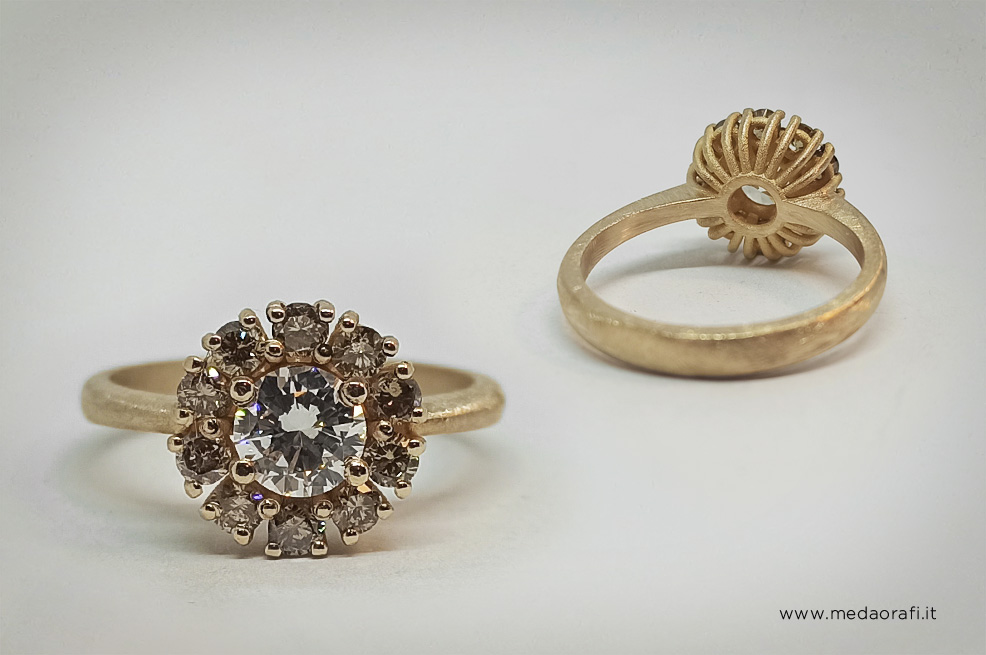 Anello di fidanzamento modello Retrò in oro rosa e diamante centra e corona di birllanti intorno, visuale frontale e retro