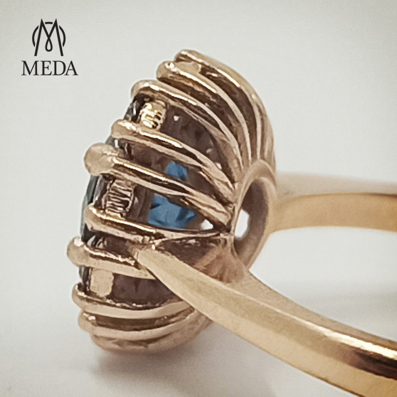 Il dettaglio del castone dell'anello di fidanzamento Retrò con topazio Blue London