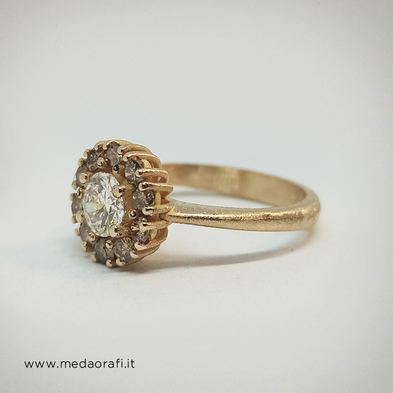 Anello con diamante centrale e diamanti champagne, modello Retrò, fianco