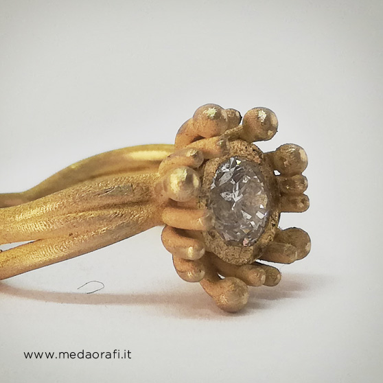 Anello modello Anemone in oro giallo e diamante centrale laterale