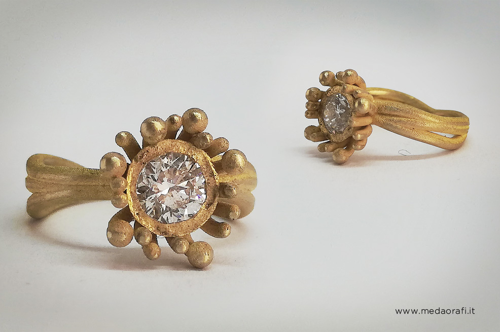 Anello modello Anemone, per fidanzamento, anniversari e ricorrenze speciali, frontale e laterale