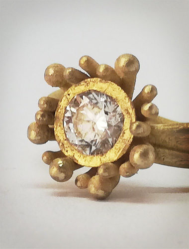 Anello in oro giallo a forma di Anemone Marino