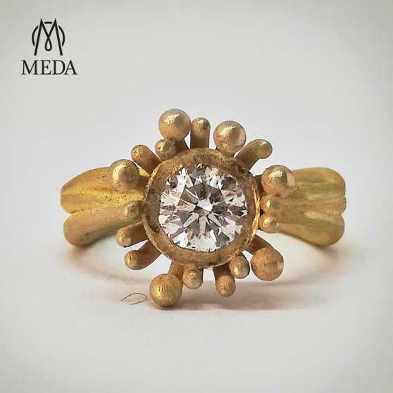 Anello modello Anemone in oro giallo e diamante centrale frontale