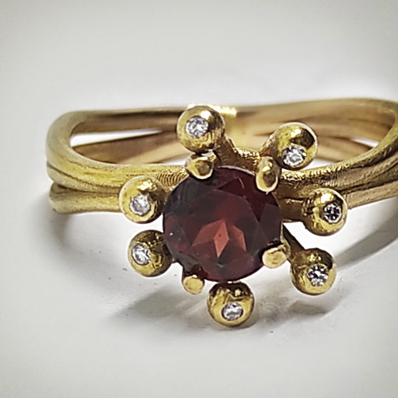 Anello Anemone con granato e brillantini