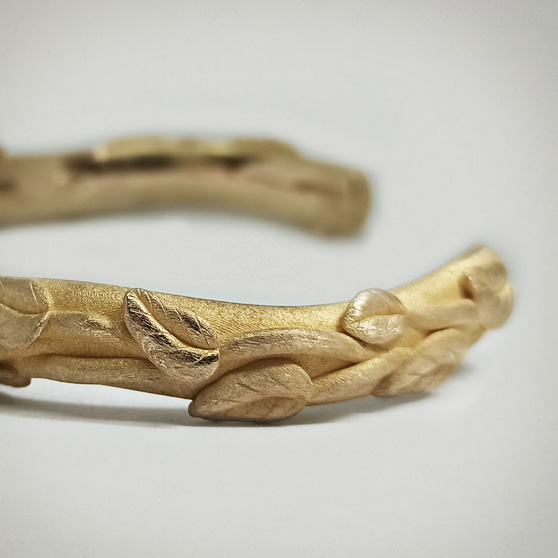 Bracciale con decorazioni a foglia in oro