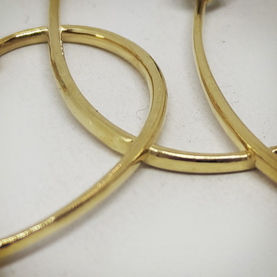 Pendente artigianale in oro e pietre, dettaglio lavorazione oro