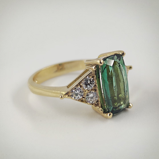 Anello in oro giallo, particolare della tormalina e brillanti