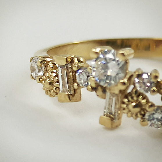 Anello di fidanzamento con diamanti ed elementi floreali