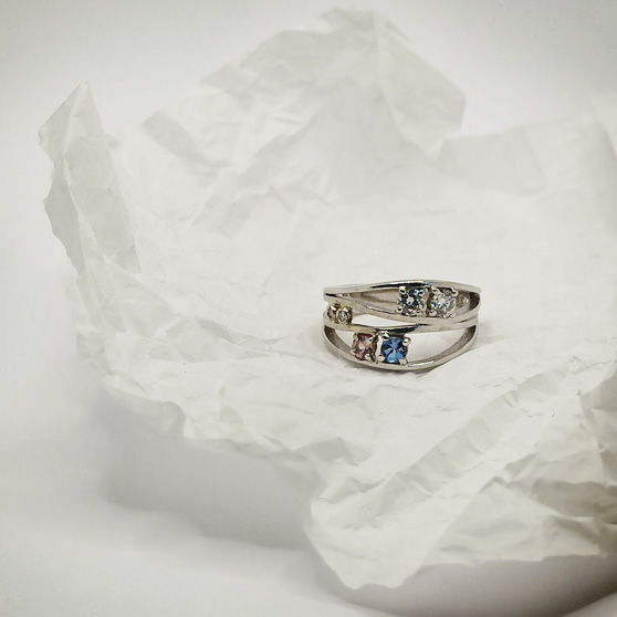 Anello oro bianco diamanti, acquamarina e tormalina