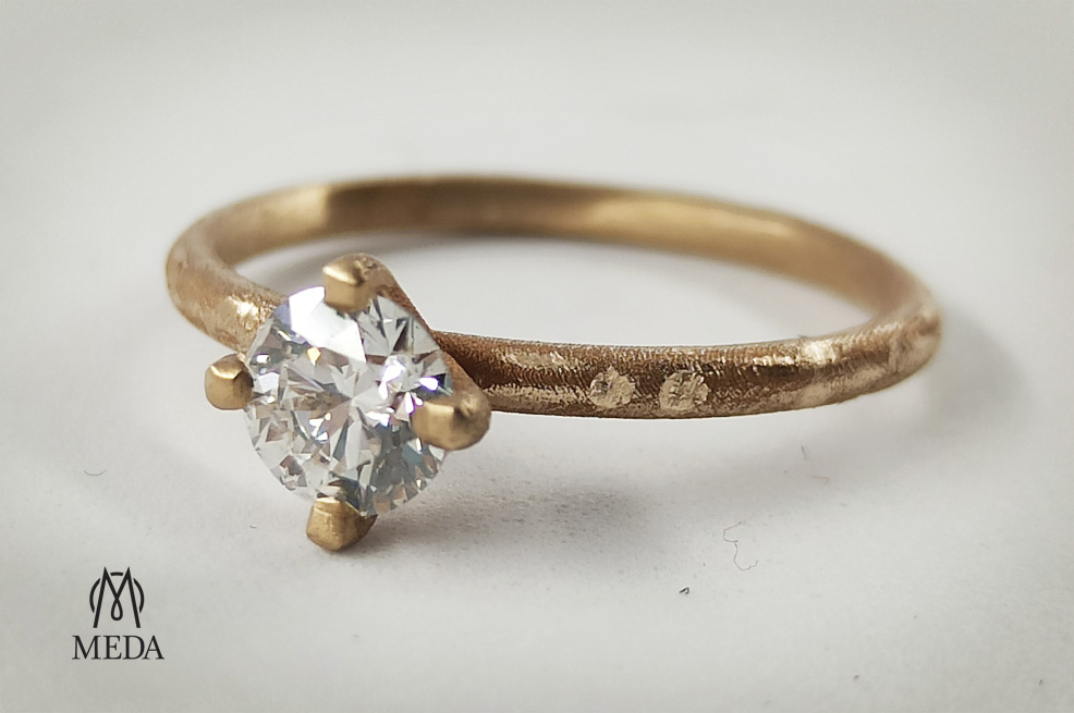 Anello di fidanzamento in oro rosa a grezzo di tre quarti