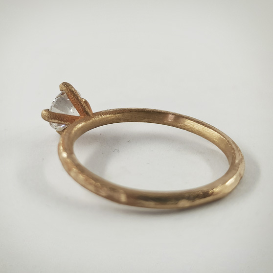Anello solitario in oro grezzo