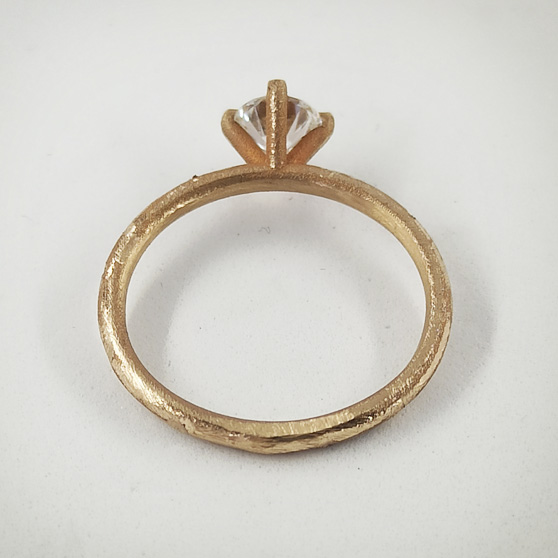 Anello di fidanzamento in oro grezzo e diamante solitario, il castone visto da dietro