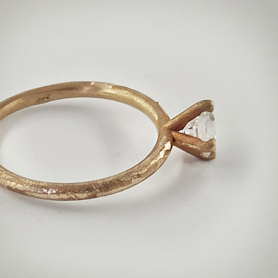 Anello di fidanzamento, dettaglio del castone e delle griffes viste di lato