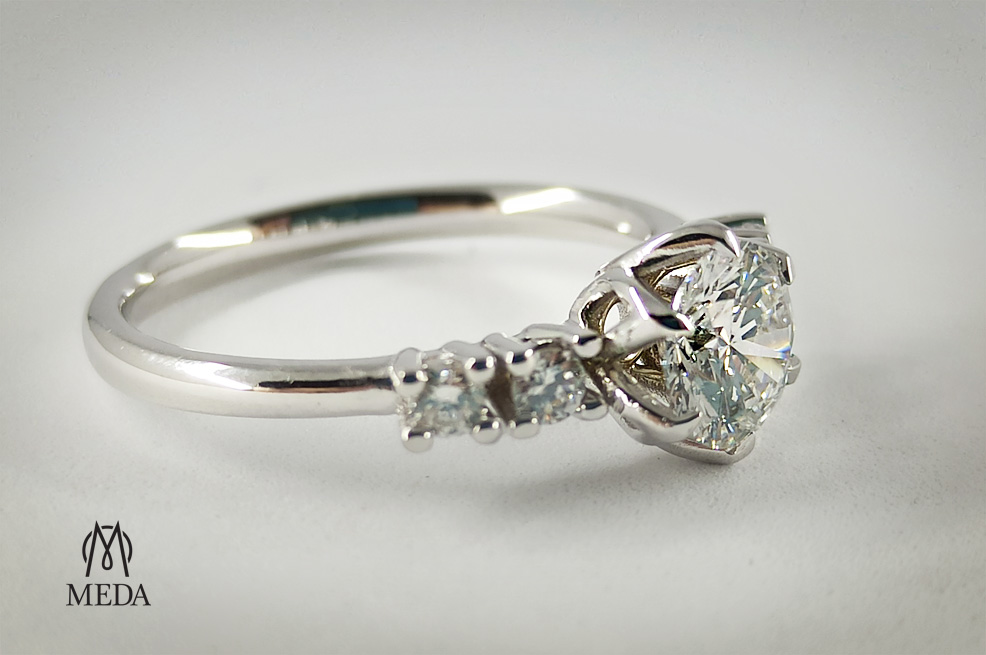 Anello in oro bianco e diamanti