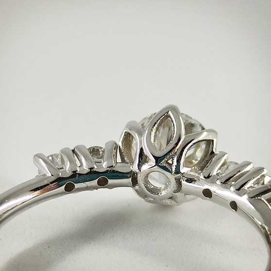 Anello in oro bianco e diamanti, dettaglio del retro del castone