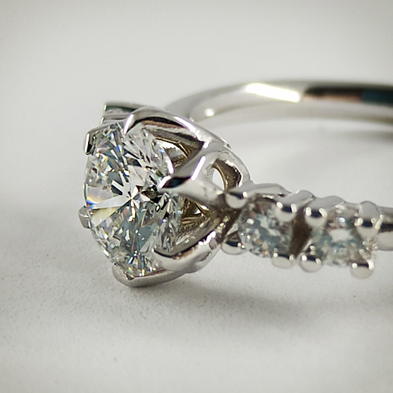 Anello in oro bianco e diamanti, dettaglio del castone