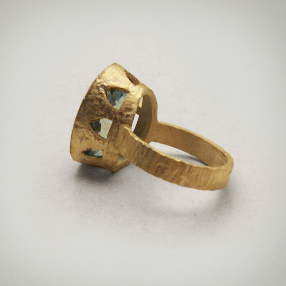 Anello in oro con acquamarina dettaglio del castone circolare