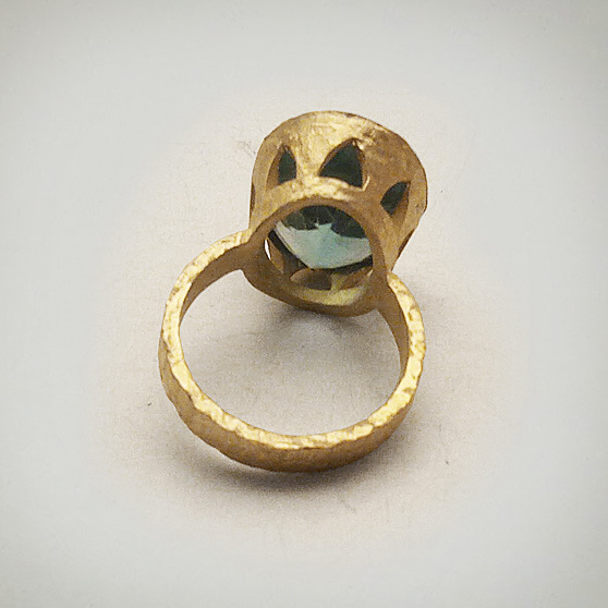 Anello artigianale con acquamarina, dettaglio dell'interno del castone